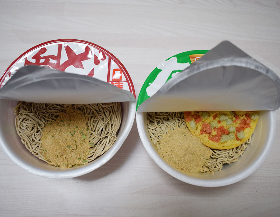 「粉末スープ・七味」のパッケージは「どん兵衛」の方がデザインが良く使いやすくなっている。